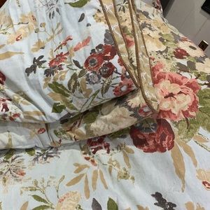 KING Sz Comforter w 2 KING Sz Shams by Rose Tree. Beautiful Versatile Reversible